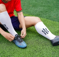 Nên chọn giày sân cỏ nhân tạo hay tự nhiên khi thi đấu?